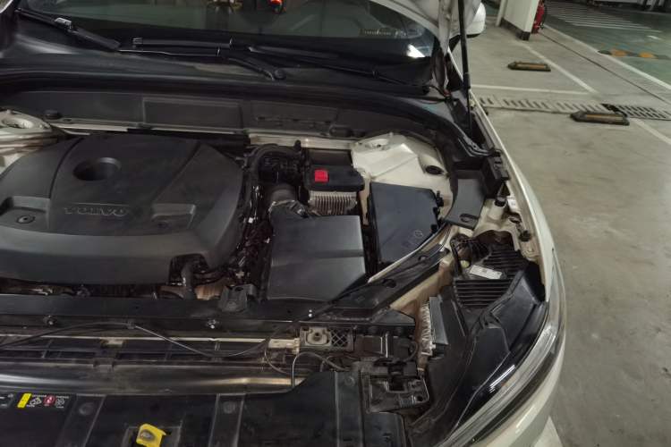 Used Volvo XC60 2021 T5 4x4 Smart Luxury Edition Engine Bay Left