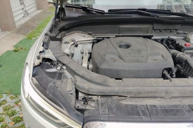 Used Volvo XC60 2021 T5 4x4 Smart Luxury Edition Engine Bay Right