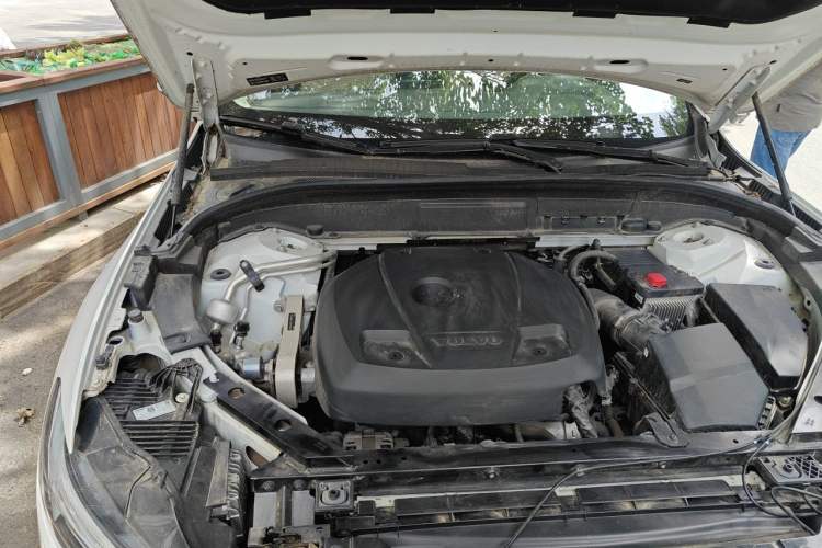 Used Volvo XC60 2021 T5 4x4 Smart Luxury Edition Engine Bay Right