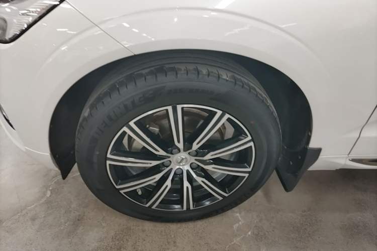 Used Volvo XC60 2021 T5 4x4 Smart Luxury Edition Exterior 4