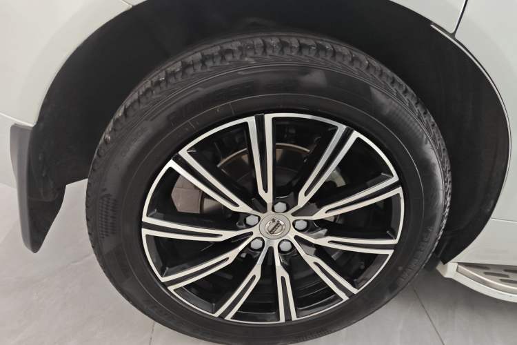 Used Volvo XC60 2021 T5 4x4 Smart Luxury Edition Exterior 5