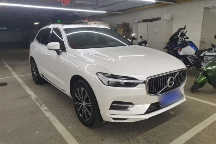 Used Volvo XC60 2021 T5 4x4 Smart Luxury Edition Front Right 45 Deg