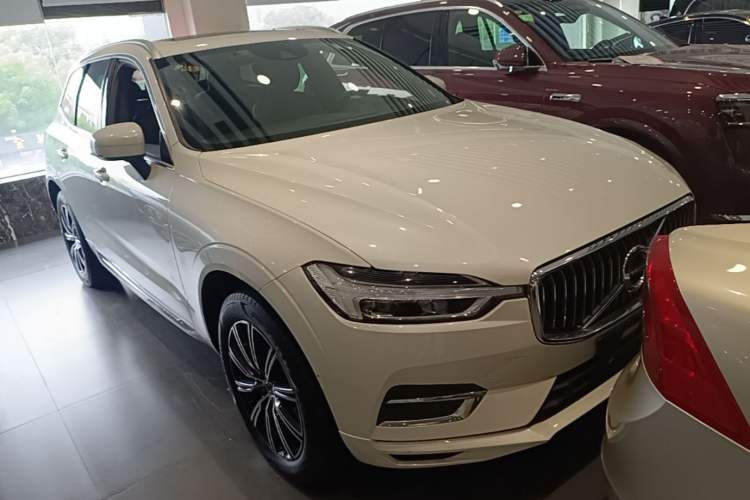 Used Volvo XC60 2021 T5 4x4 Smart Luxury Edition Front Right 45 Deg