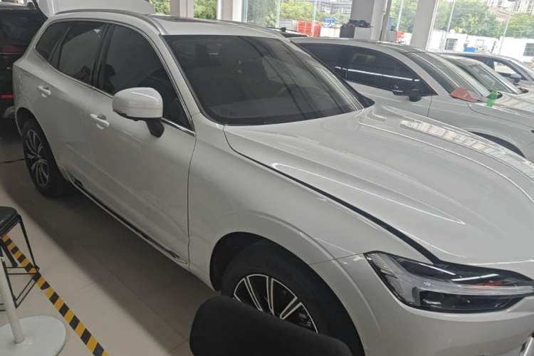 Used Volvo XC60 2021 T5 4x4 Smart Luxury Edition Front Right 45 Deg