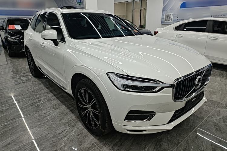Used Volvo XC60 2021 T5 4x4 Smart Luxury Edition Front Right 45 Deg