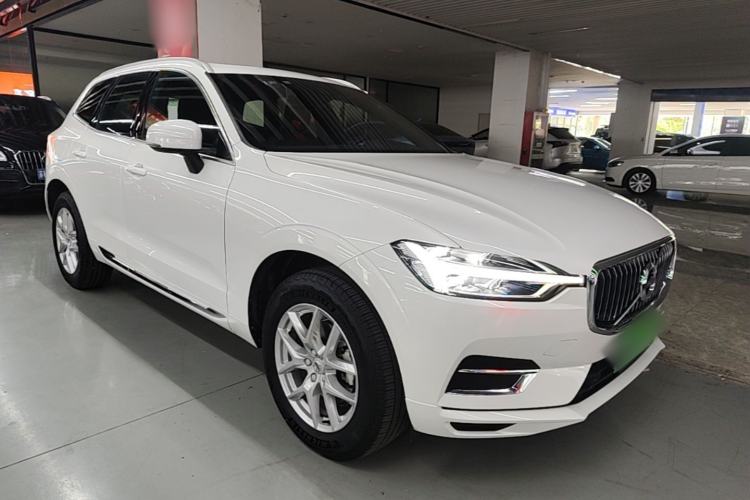 Used Volvo XC60 2021 T5 4x4 Smart Luxury Edition Front Right 45 Deg