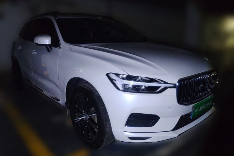 Used Volvo XC60 2021 T5 4x4 Smart Luxury Edition Front Right 45 Deg