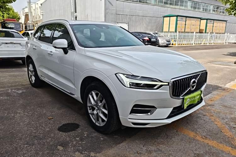 Used Volvo XC60 2021 T5 4x4 Smart Luxury Edition Front Right 45 Deg