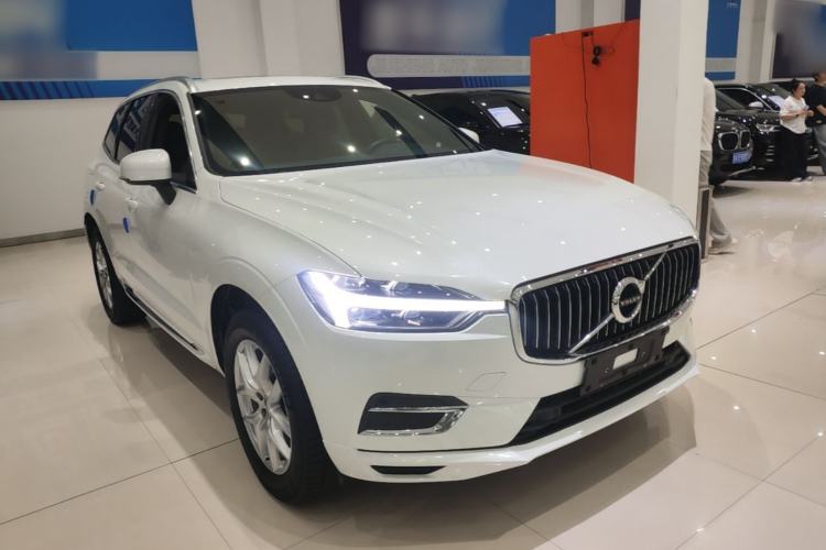 Used Volvo XC60 2021 T5 4x4 Smart Luxury Edition Front Right 45 Deg