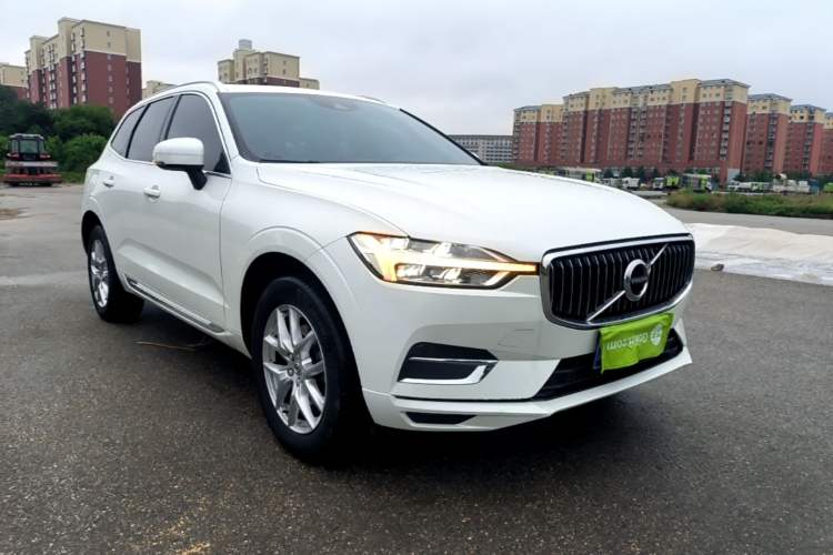 Used Volvo XC60 2021 T5 4x4 Smart Luxury Edition Front Right 45 Deg