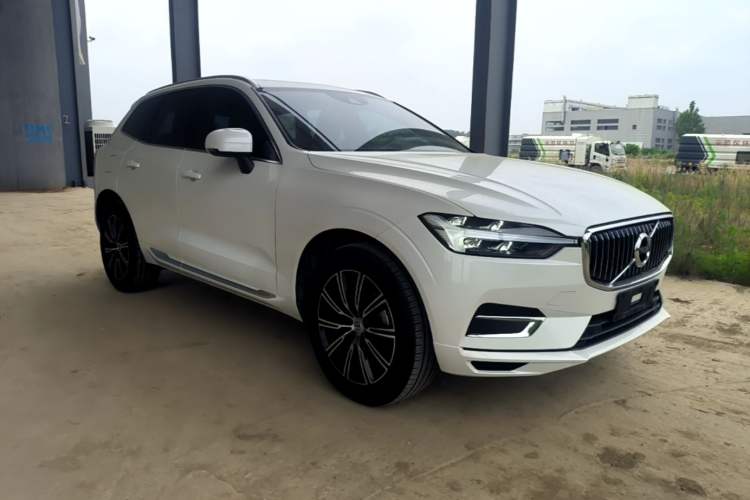Used Volvo XC60 2021 T5 4x4 Smart Luxury Edition Front Right 45 Deg