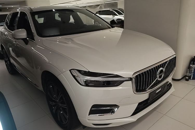 Used Volvo XC60 2021 T5 4x4 Smart Luxury Edition Front Right 45 Deg