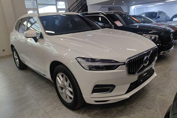 Used Volvo XC60 2021 T5 4x4 Smart Luxury Edition Front Right 45 Deg