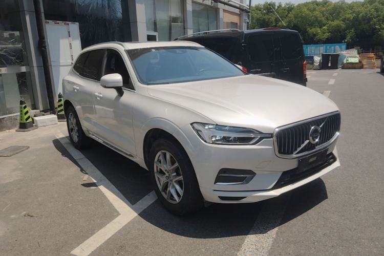 Used Volvo XC60 2021 T5 4x4 Smart Luxury Edition Front Right 45 Deg