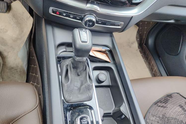Used Volvo XC60 2021 T5 4x4 Smart Luxury Edition Gear Lever