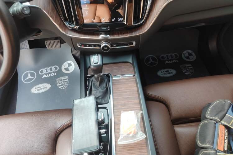 Used Volvo XC60 2021 T5 4x4 Smart Luxury Edition Gear Lever