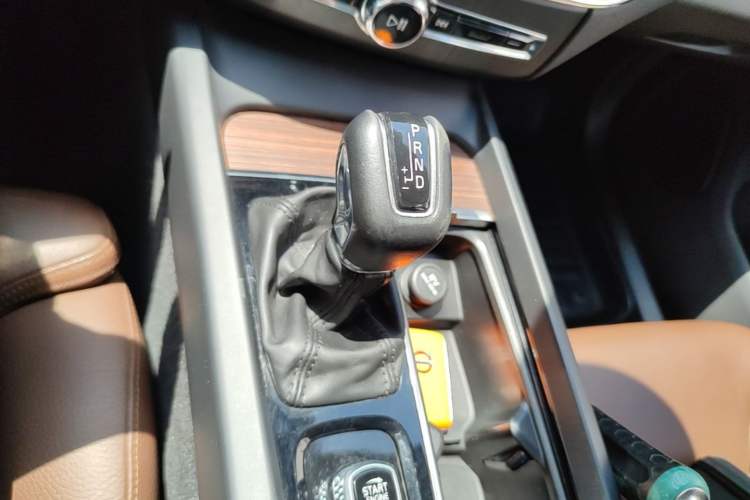 Used Volvo XC60 2021 T5 4x4 Smart Luxury Edition Gear Lever