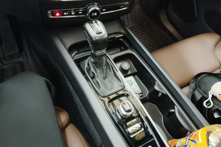 Used Volvo XC60 2021 T5 4x4 Smart Luxury Edition Gear Lever