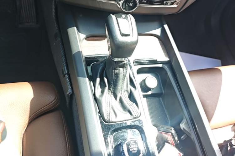 Used Volvo XC60 2021 T5 4x4 Smart Luxury Edition Gear Lever