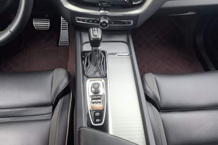 Used Volvo XC60 2021 T5 4x4 Smart & Advanced Sport Edition Gear Lever