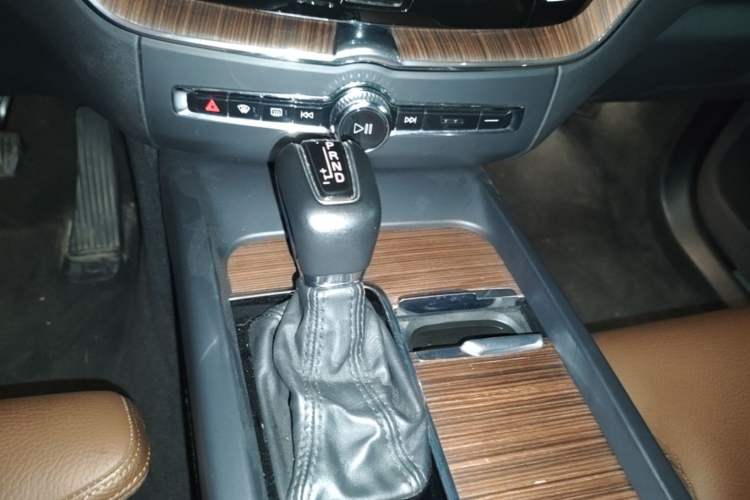 Used Volvo XC60 2021 T5 4x4 Smart Luxury Edition Gear Lever