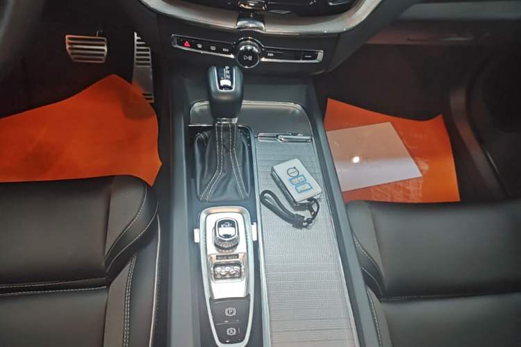 Used Volvo XC60 2021 T5 4x4 Smart & Advanced Sport Edition Gear Lever