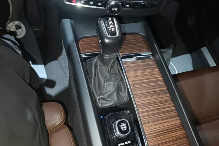 Used Volvo XC60 2021 T5 4x4 Smart Luxury Edition Gear Lever
