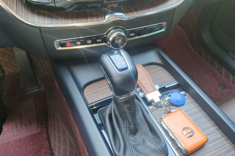 Used Volvo XC60 2021 T5 4x4 Smart Luxury Edition Gear Lever