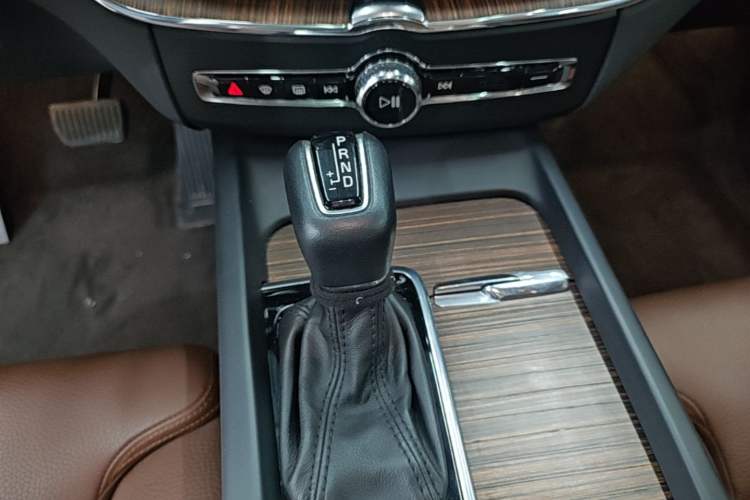 Used Volvo XC60 2021 T5 4x4 Smart Luxury Edition Gear Lever