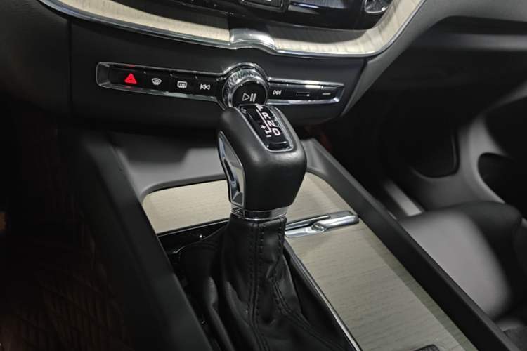Used Volvo XC60 2021 T5 4x4 Smart Luxury Edition Gear Lever