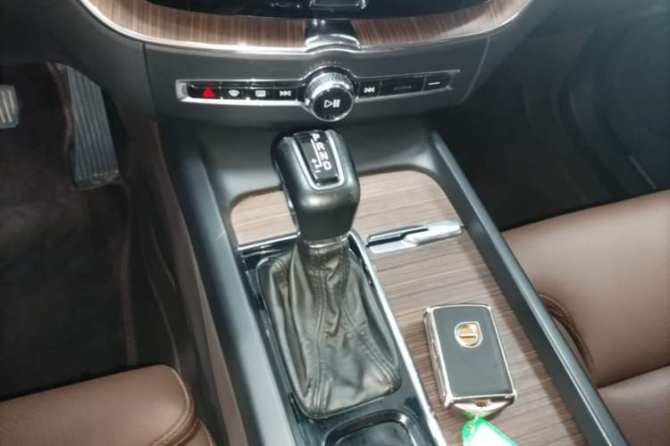Used Volvo XC60 2021 T5 4x4 Smart Luxury Edition Gear Lever