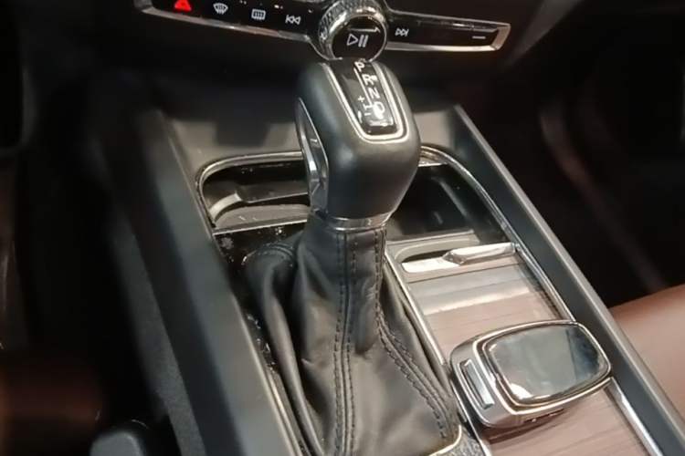 Used Volvo XC60 2021 T5 4x4 Smart Luxury Edition Gear Lever