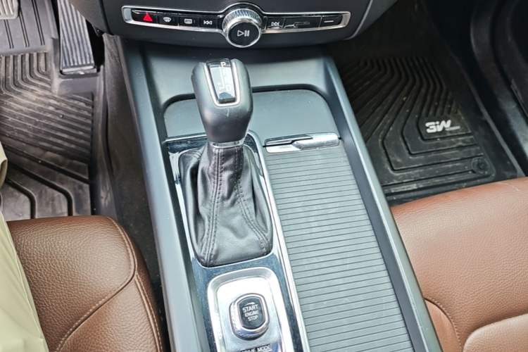 Used Volvo XC60 2021 T5 4x4 Smart Luxury Edition Gear Lever