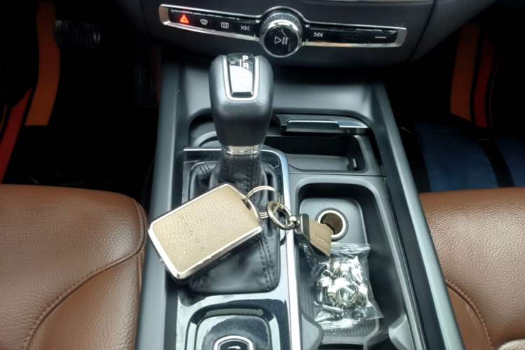 Used Volvo XC60 2021 T5 4x4 Smart Luxury Edition Gear Lever
