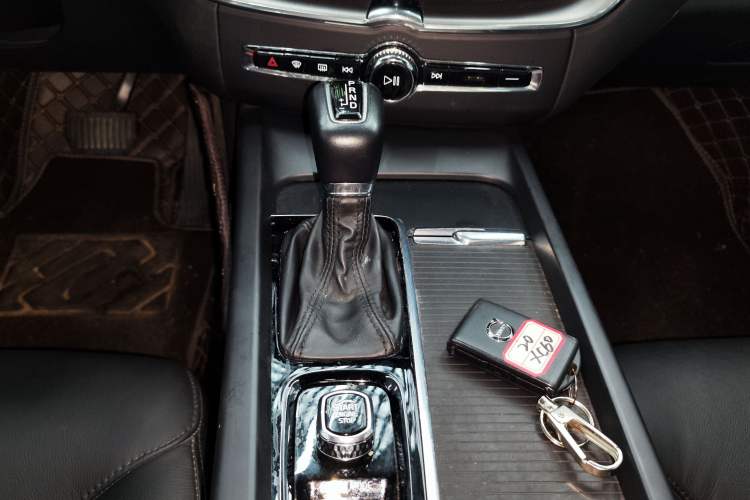 Used Volvo XC60 2021 T5 4x4 Smart Luxury Edition Gear Lever