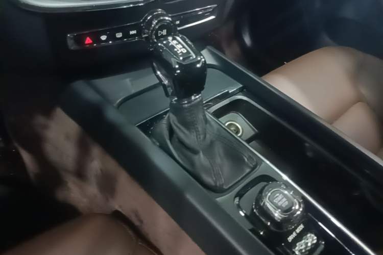 Used Volvo XC60 2021 T5 4x4 Smart Luxury Edition Gear Lever