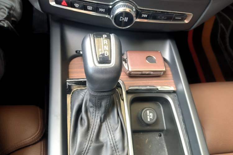 Used Volvo XC60 2021 T5 4x4 Smart Luxury Edition Gear Lever