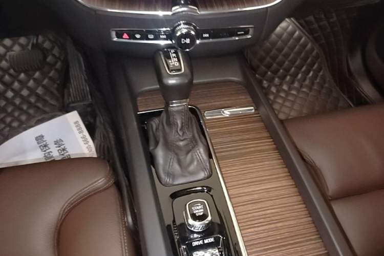 Used Volvo XC60 2021 T5 4x4 Smart Luxury Edition Gear Lever
