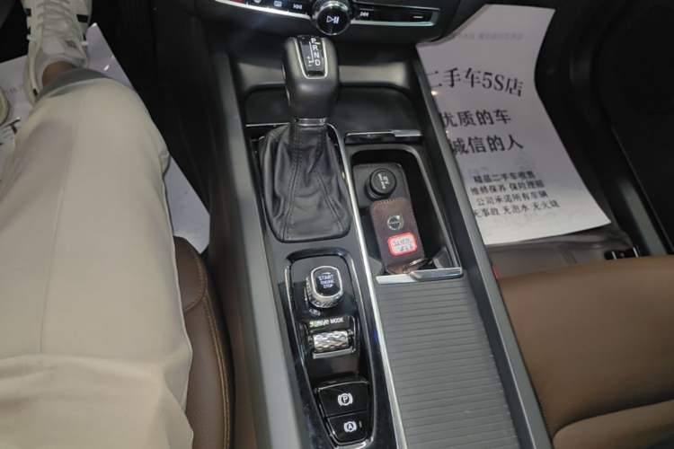Used Volvo XC60 2021 T5 4x4 Smart Luxury Edition Gear Lever
