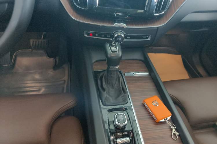 Used Volvo XC60 2021 T5 4x4 Smart Luxury Edition Gear Lever