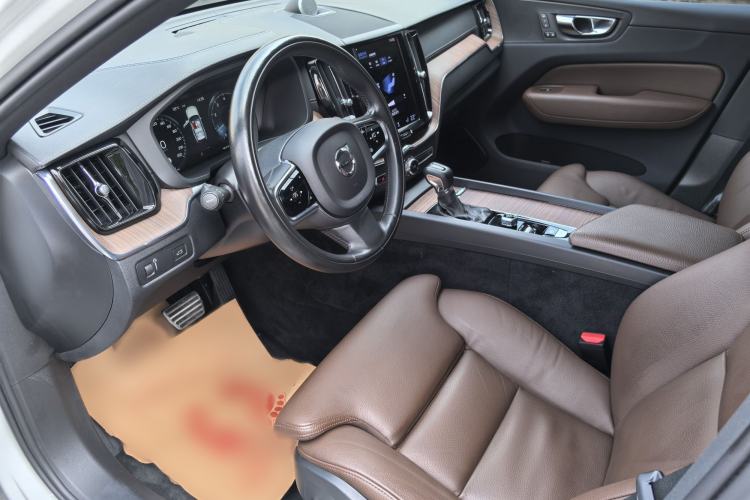 Used Volvo XC60 2021 T5 4x4 Smart Luxury Edition Interior 1