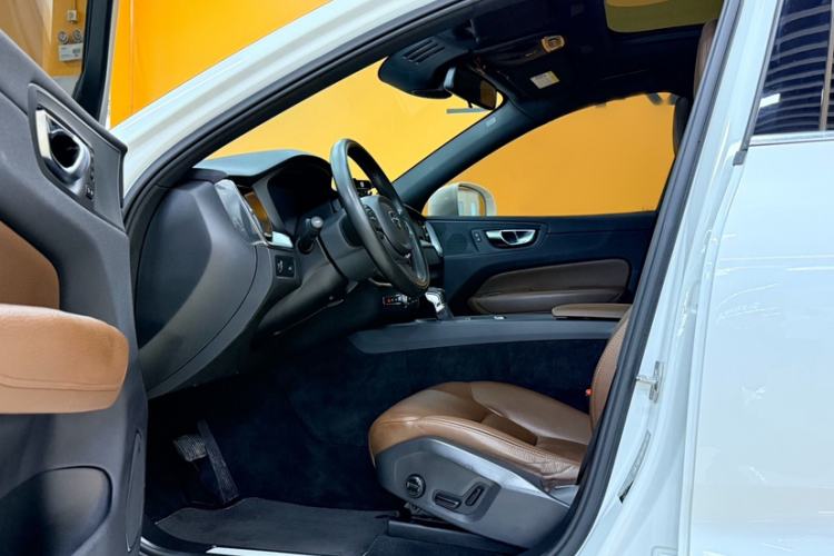 Used Volvo XC60 2021 T5 4x4 Smart Luxury Edition Interior 1