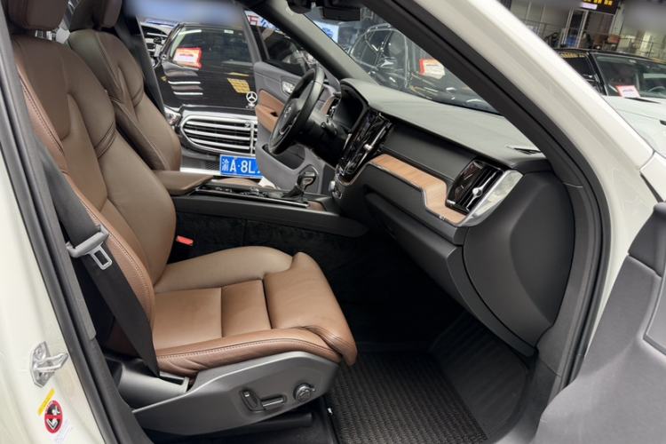 Used Volvo XC60 2021 T5 4x4 Smart Luxury Edition Interior 10