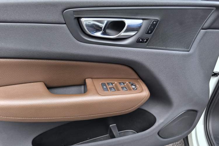Used Volvo XC60 2021 T5 4x4 Smart Luxury Edition Interior 2