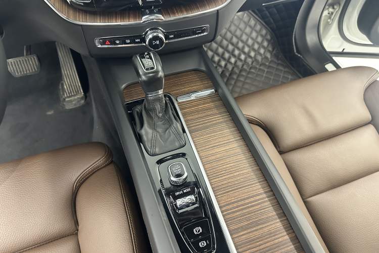 Used Volvo XC60 2021 T5 4x4 Smart Luxury Edition Interior 2