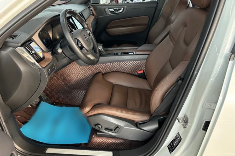 Used Volvo XC60 2021 T5 4x4 Smart Luxury Edition Interior 2