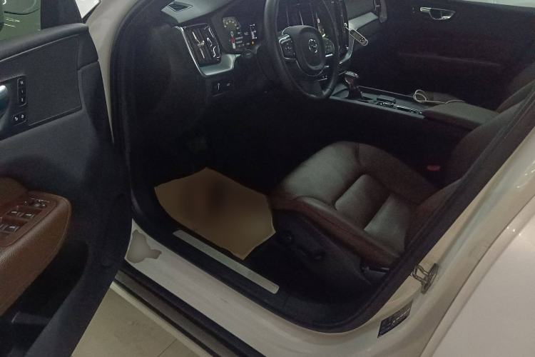 Used Volvo XC60 2021 T5 4x4 Smart Luxury Edition Interior 3