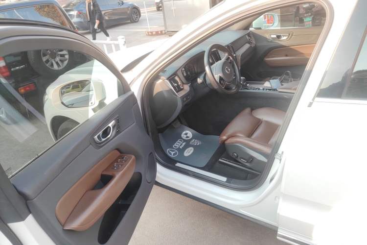 Used Volvo XC60 2021 T5 4x4 Smart Luxury Edition Interior 3