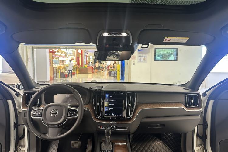 Used Volvo XC60 2021 T5 4x4 Smart Luxury Edition Interior 3