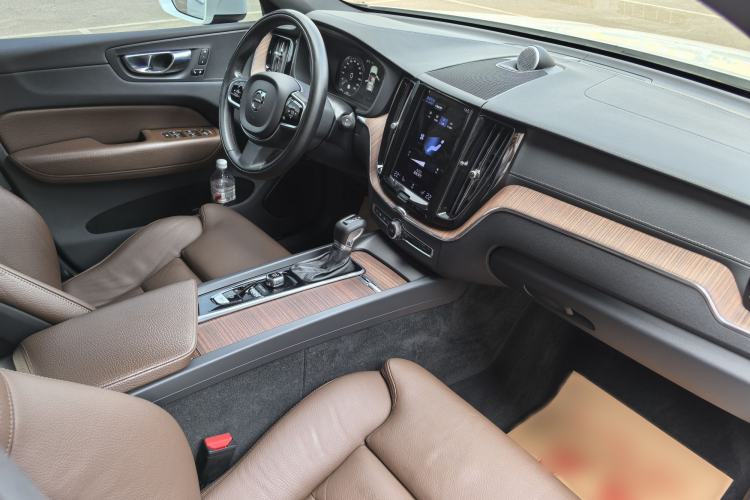 Used Volvo XC60 2021 T5 4x4 Smart Luxury Edition Interior 4
